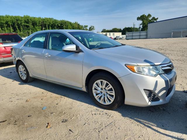  TOYOTA CAMRY 2014 Srebrny