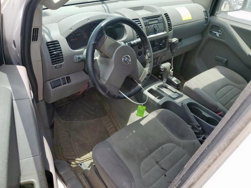 Pickups NISSAN FRONTIER 2012 Biały