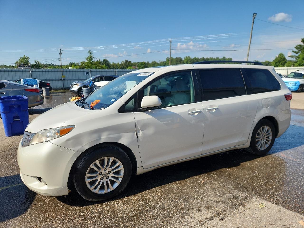 2017 Toyota Sienna Xle white null gas 5TDYZ3DC6HS807002 photo #1