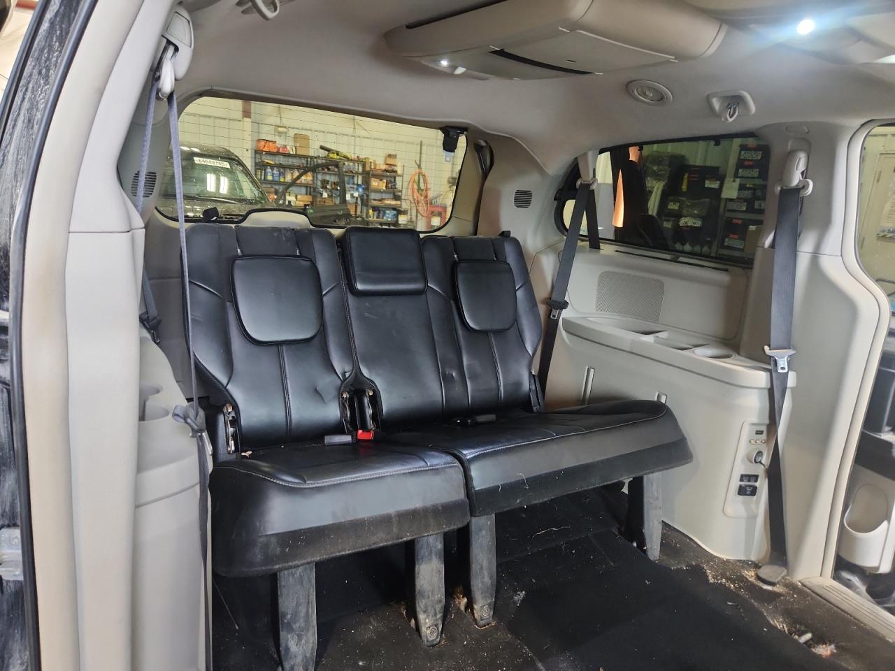 2016 Chrysler Town & Country Limited Platinum VIN: 2C4RC1GG0GR188381 Lot: 64411175