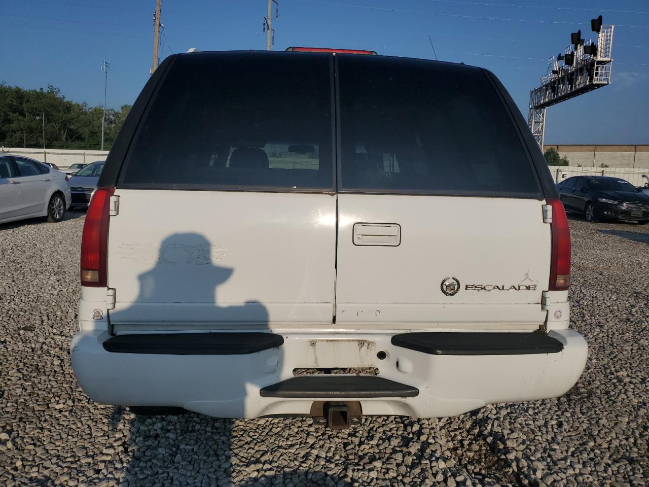 2000 Cadillac Escalade Luxury VIN: 1GYEK63R5YR203660 Lot: 94714305