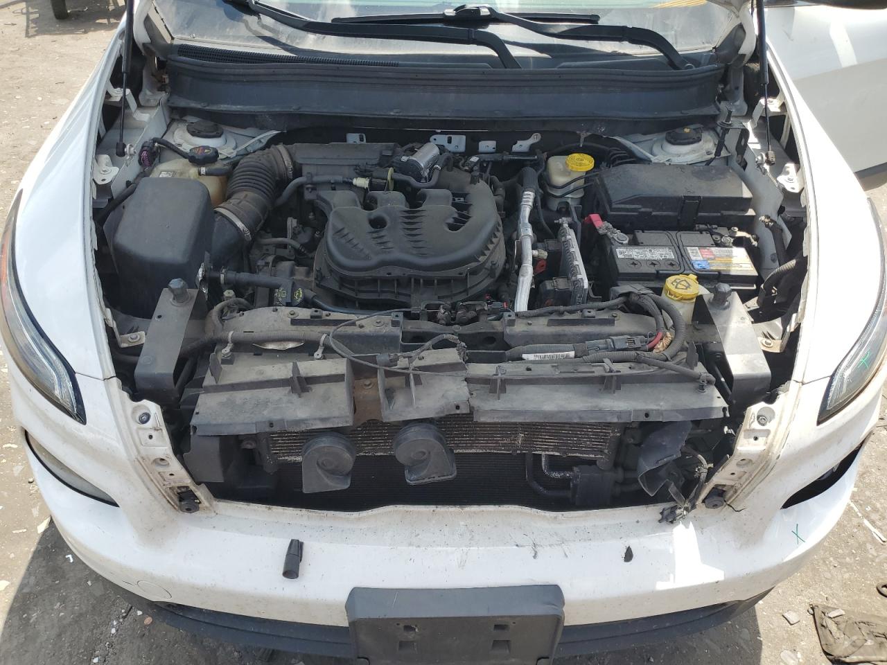 2015 Jeep Cherokee Latitude VIN: 1C4PJMCS1FW610513 Lot: 65541805