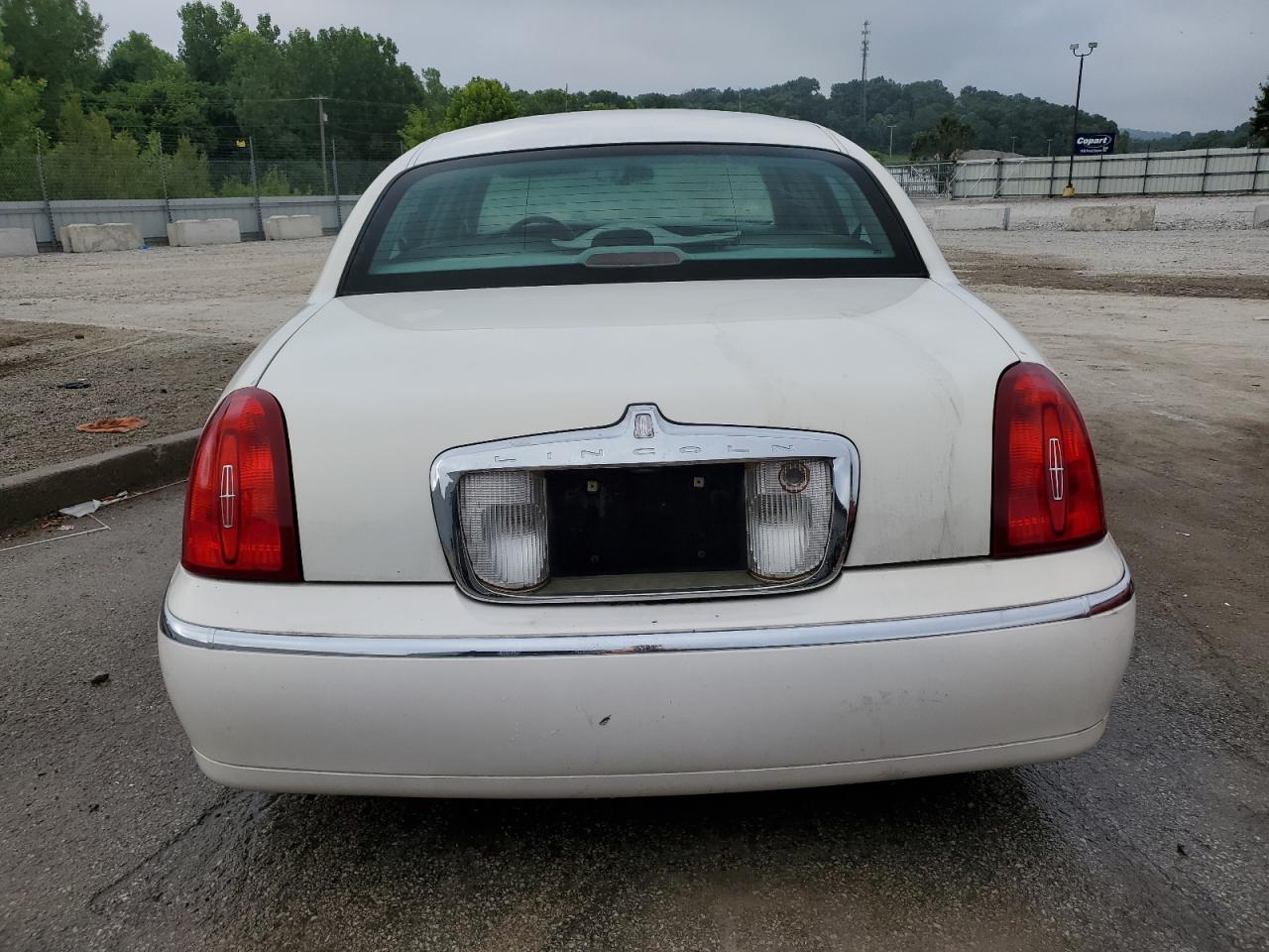 2001 Lincoln Town Car Signature VIN: 1LNHM82W61Y633561 Lot: 62776305