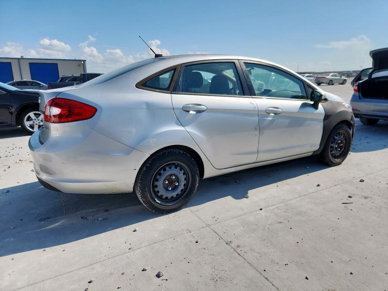 Sedans FORD FIESTA 2013 Srebrny
