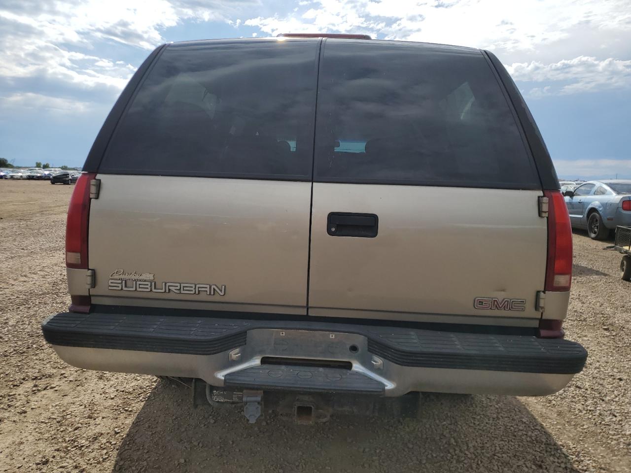 1998 GMC Suburban K1500 VIN: 1GKFK16RXWJ721305 Lot: 64112165