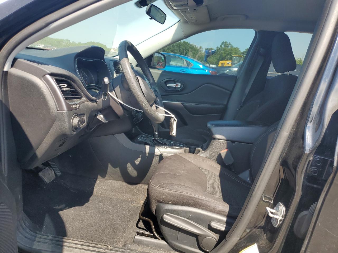 2019 Jeep Cherokee Latitude VIN: 1C4PJLCB8KD411913 Lot: 63329675