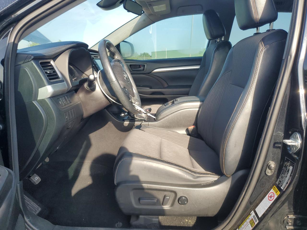2017 Toyota Highlander Le VIN: 5TDZZRFH8HS196633 Lot: 64607455