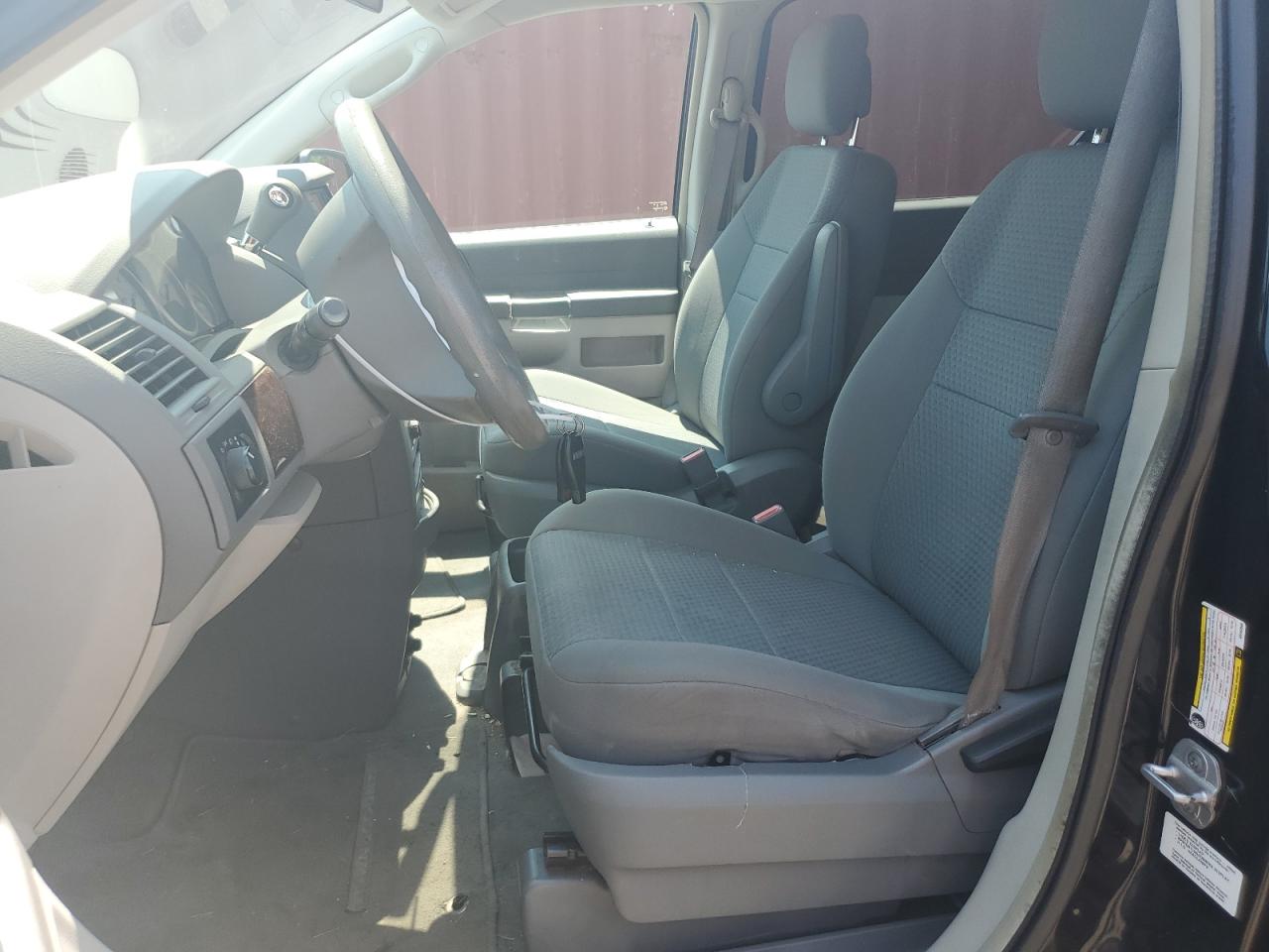 2010 Chrysler Town & Country Lx VIN: 2A4RR2D12AR463996 Lot: 64144025