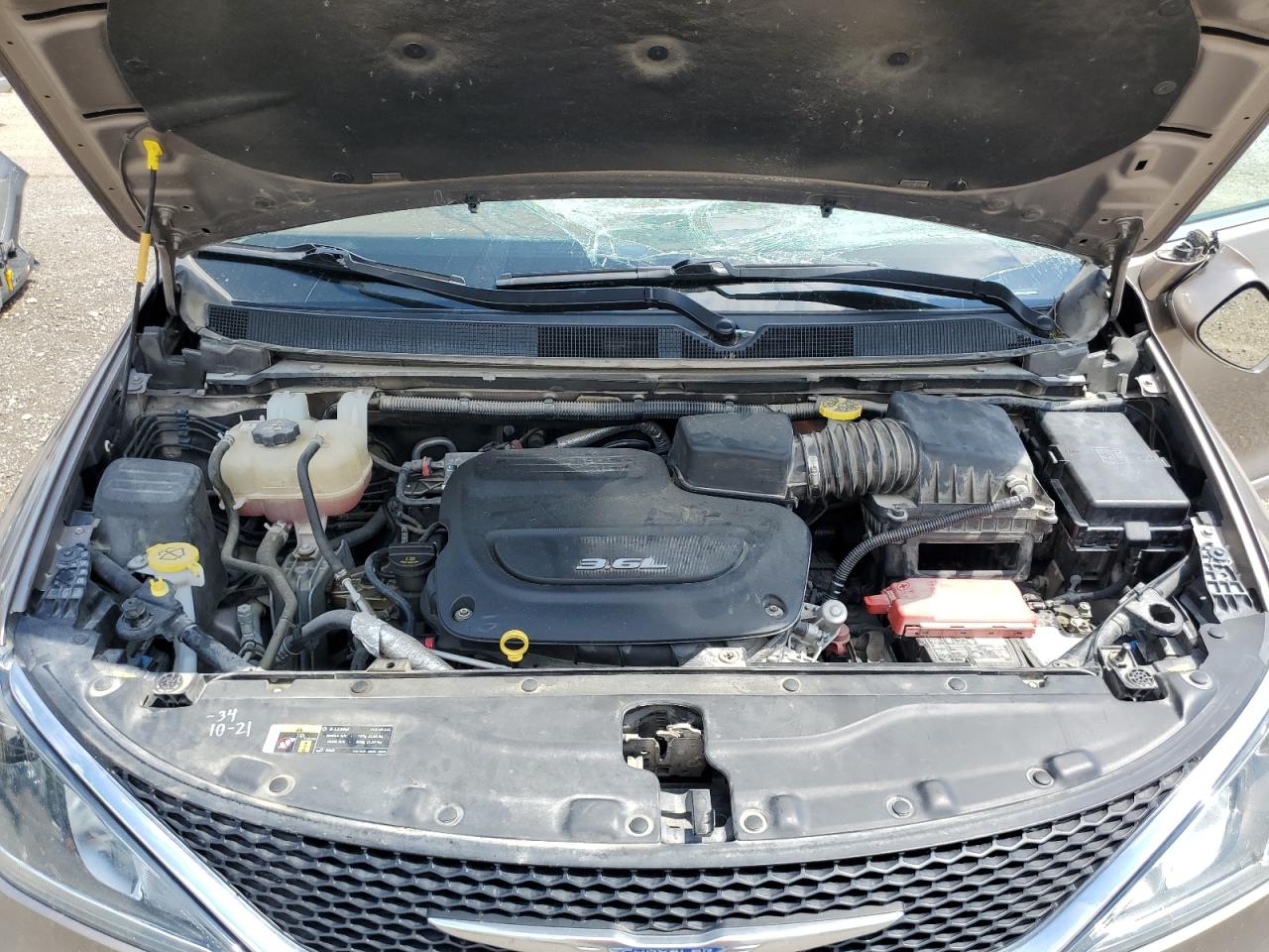 2017 Chrysler Pacifica Limited VIN: 2C4RC1GGXHR758100 Lot: 64547385