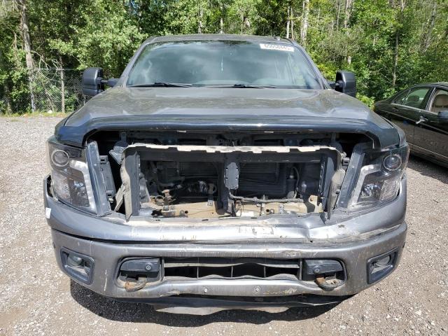  NISSAN TITAN 2018 Srebrny