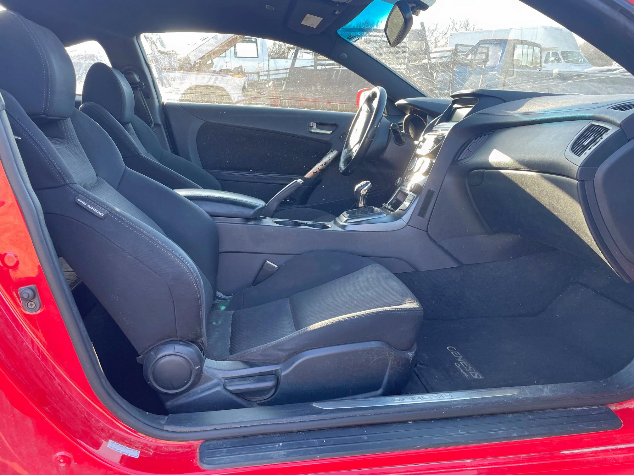 Coupet HYUNDAI GENESIS 2015 Red