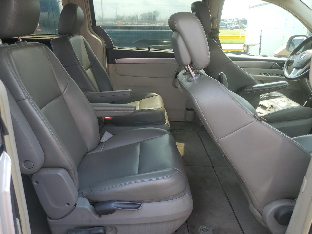 2011 Volkswagen Routan Se VIN: 2V4RW3DG9BR738716 Lot: 63333255