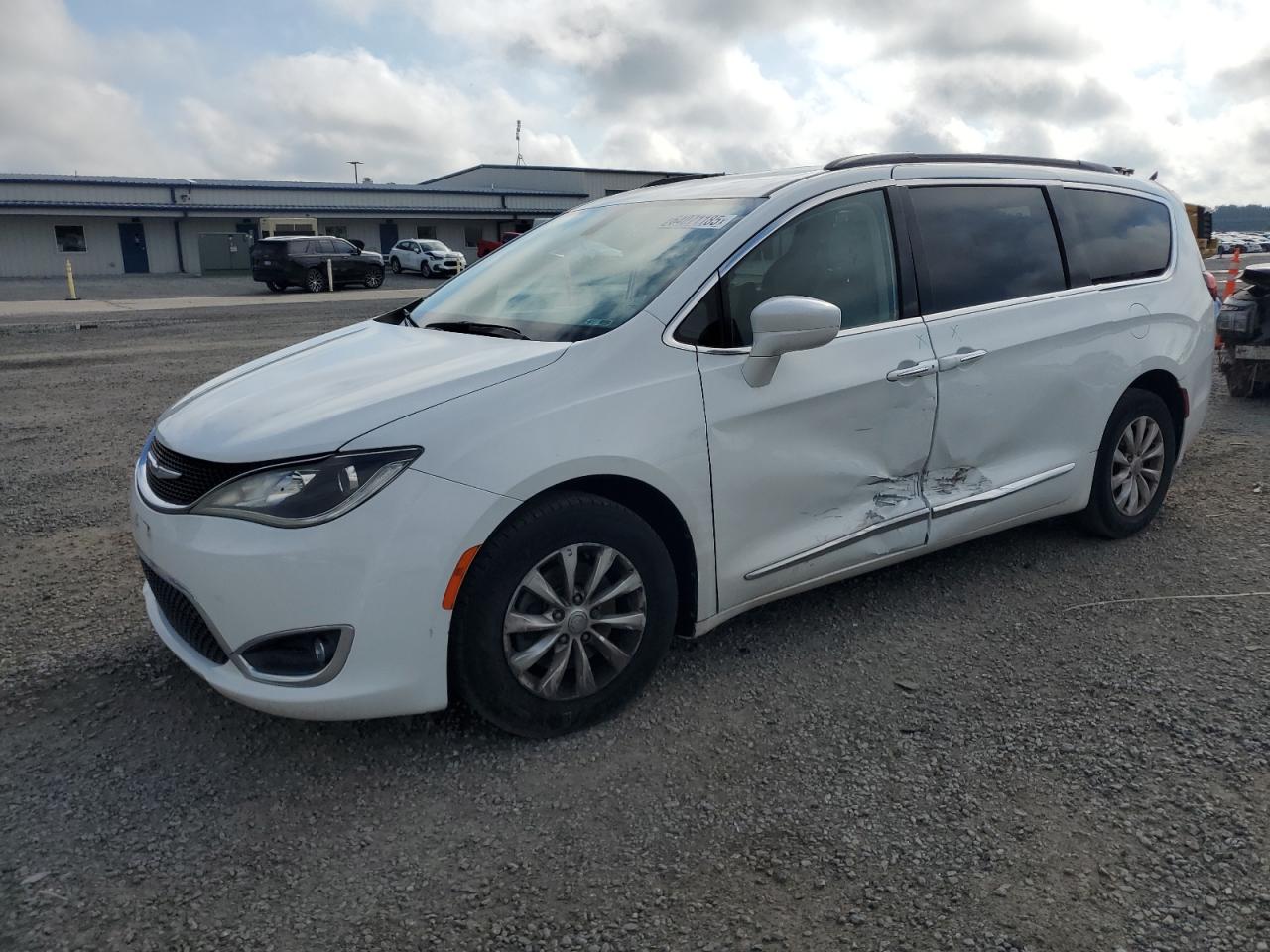 2017 Chrysler Pacifica Touring L VIN: 2C4RC1BG0HR524619 Lot: 64071185