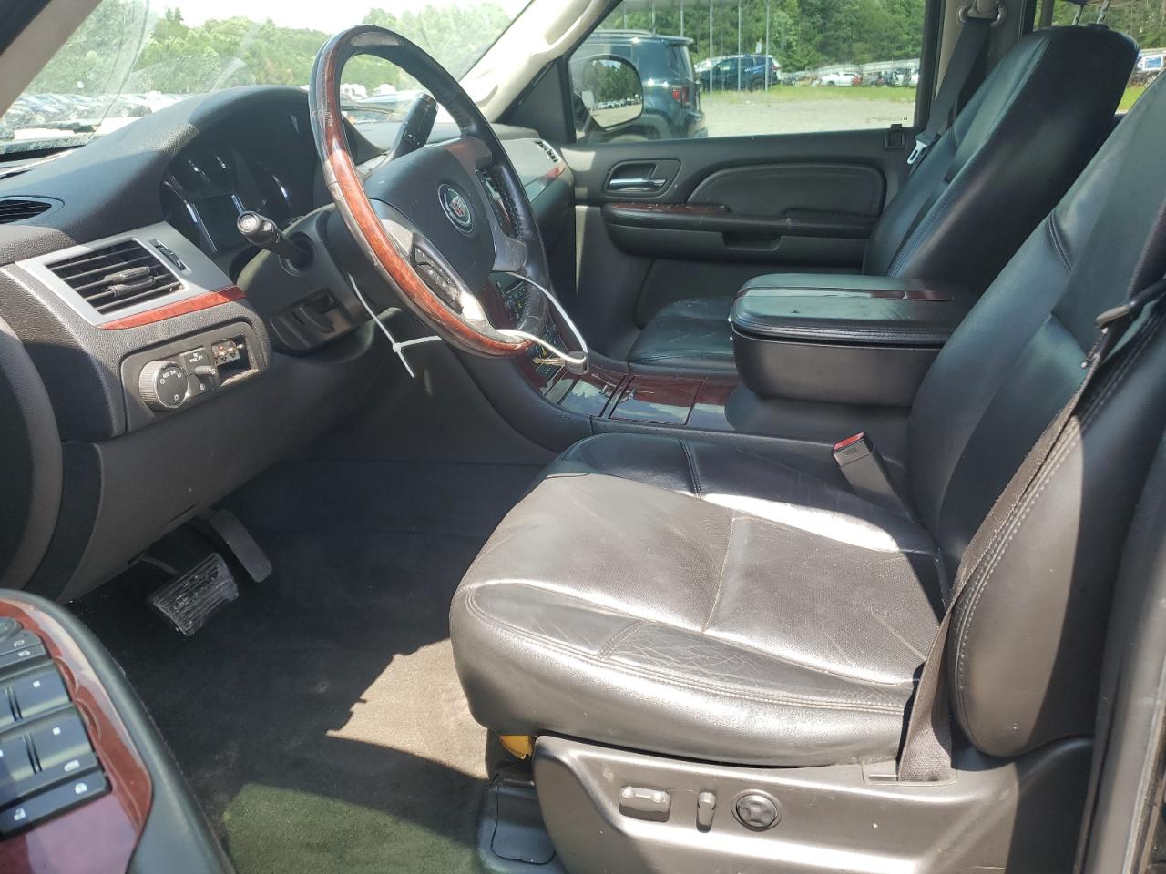 2007 Cadillac Escalade Luxury VIN: 1GYFK63817R304737 Lot: 64957135