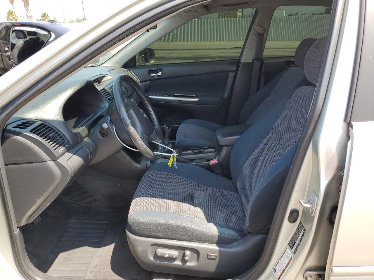 2005 Toyota Camry Le VIN: JTDBE32K153001304 Lot: 65087725