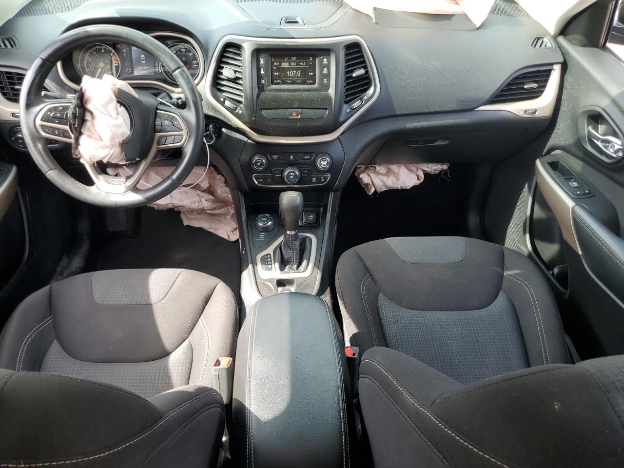 2017 Jeep Cherokee Latitude VIN: 1C4PJMCB2HW665507 Lot: 65915805