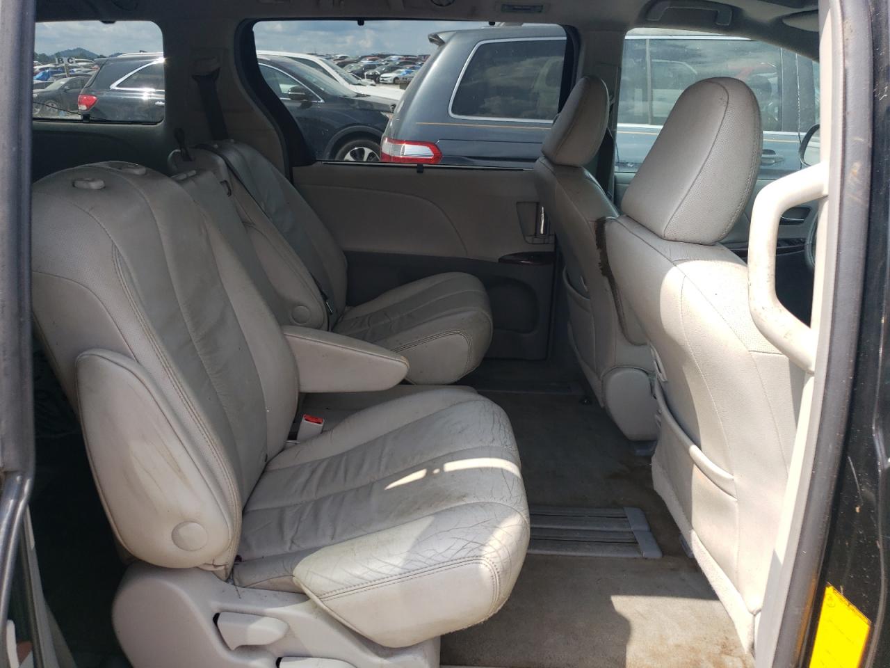 2011 Toyota Sienna Xle VIN: 5TDYK3DC5BS135963 Lot: 64922105