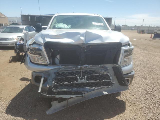  NISSAN TITAN 2018 Srebrny