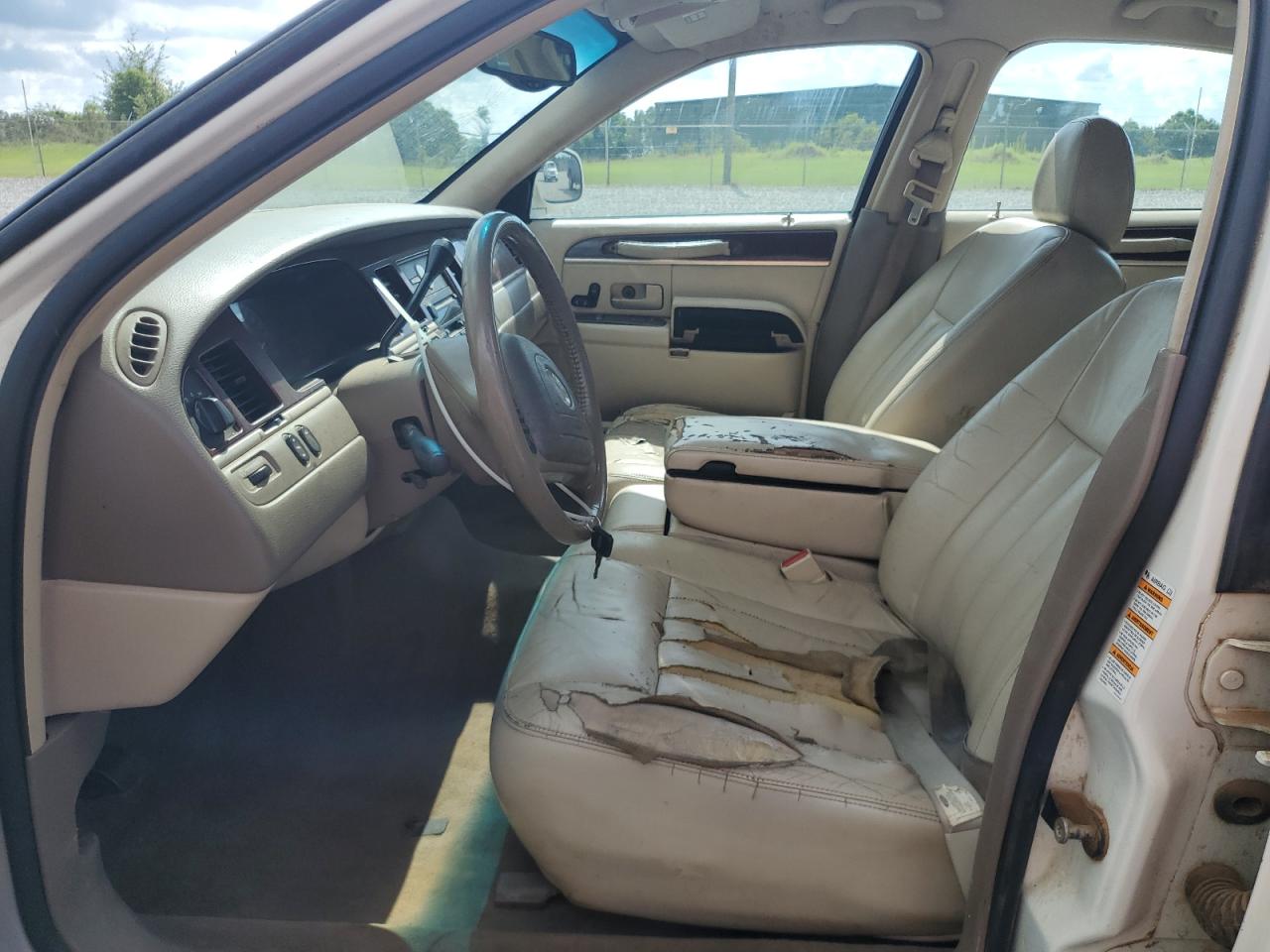 2004 Lincoln Town Car Executive VIN: 1LNHM81W04Y660213 Lot: 63283005