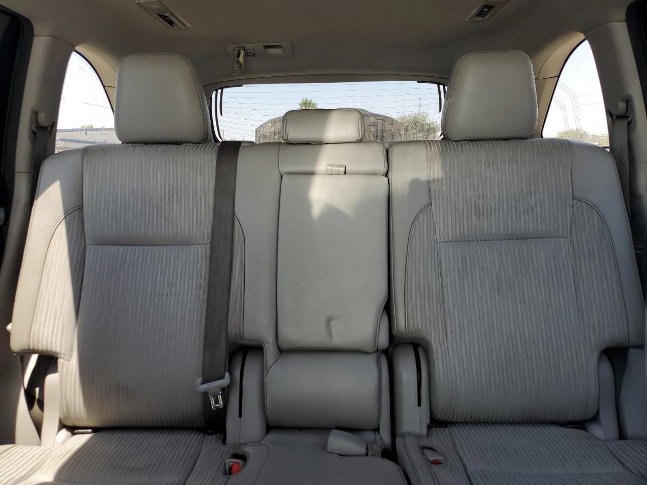 2018 Toyota Highlander Le VIN: 5TDBZRFH2JS861064 Lot: 65033125
