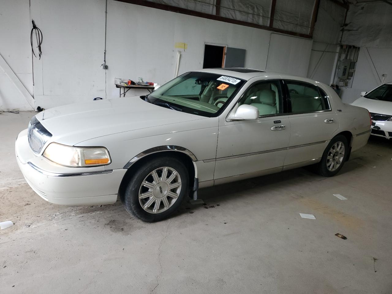 2006 Lincoln Town Car Signature Limited cream sedan flexible 1LNHM82VX6Y647333 photo #1