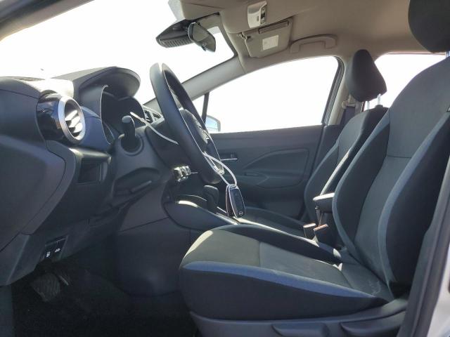  NISSAN VERSA 2024 Srebrny