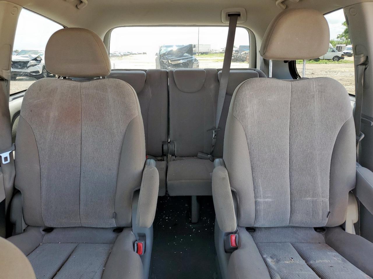 2011 Kia Sedona Lx VIN: KNDMG4C70B6365100 Lot: 63836195