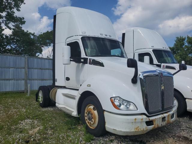 2015 Kenworth T680 Semi Truck