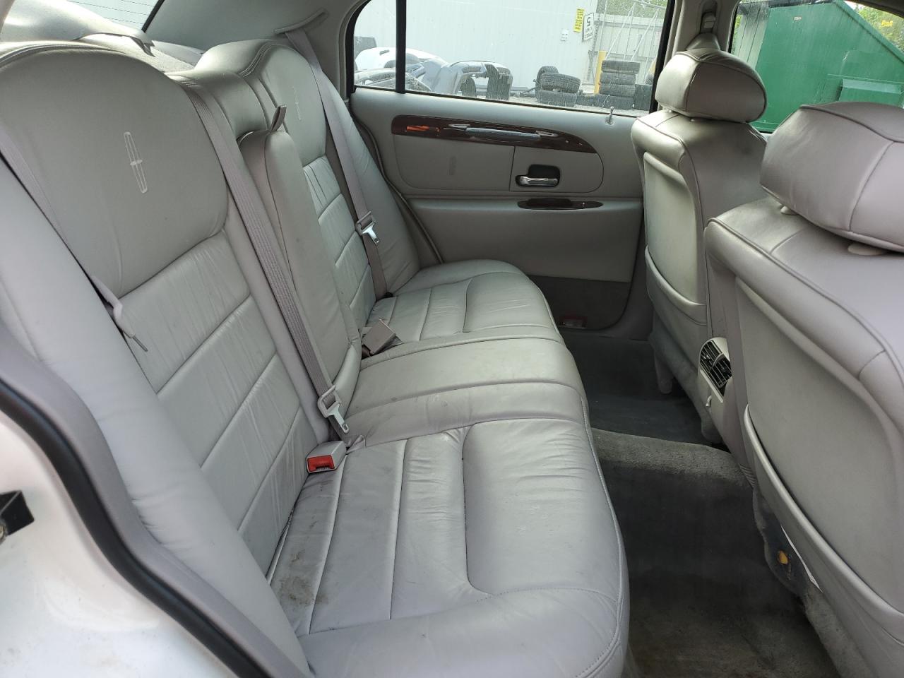 2001 Lincoln Town Car Signature VIN: 1LNHM82W61Y633561 Lot: 62776305