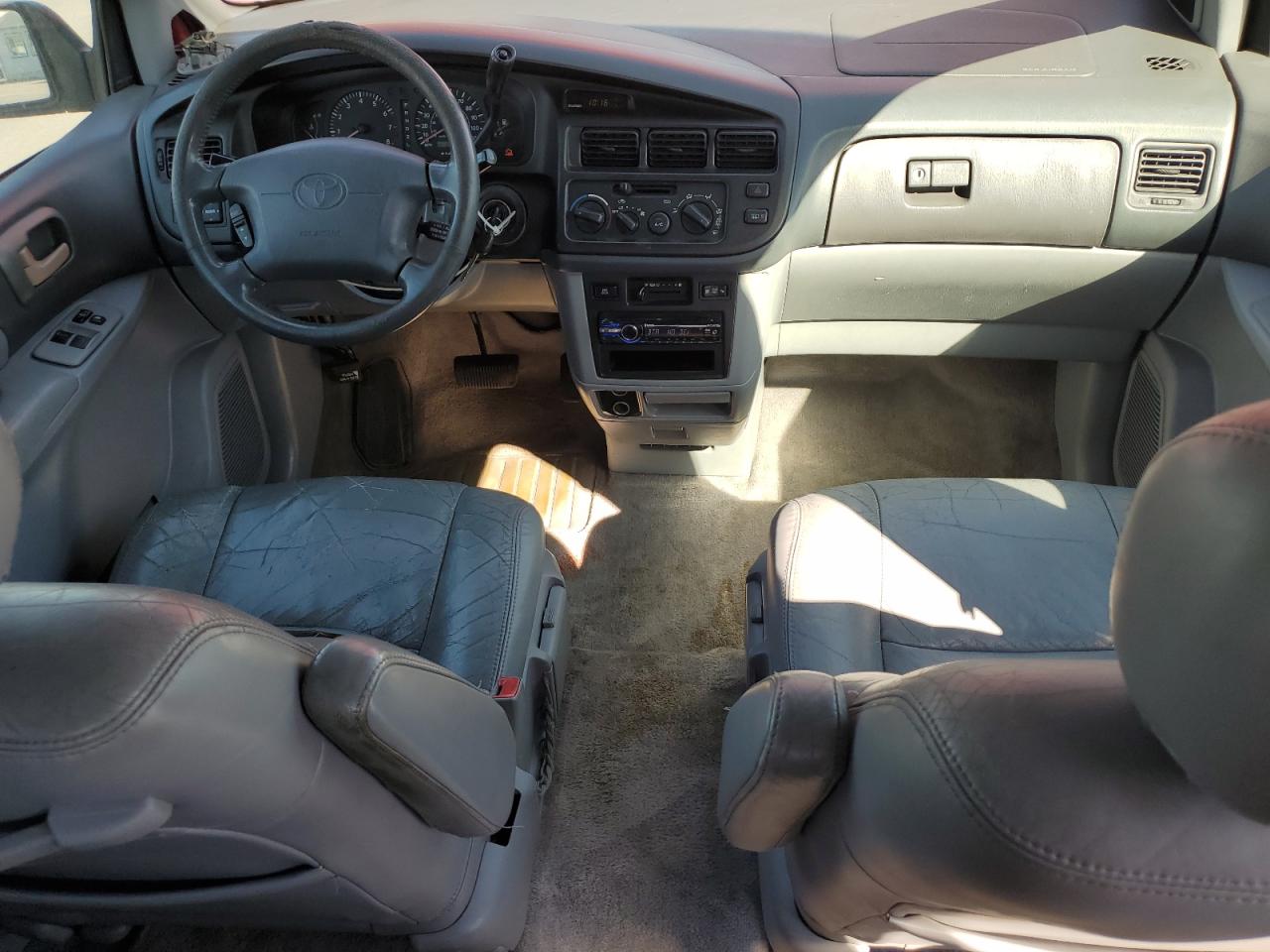 2000 Toyota Sienna Le VIN: 4T3ZF13C1YU295957 Lot: 64620325