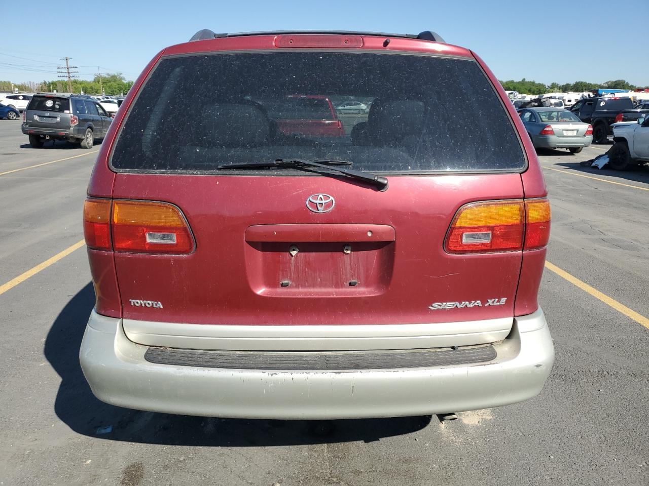 2000 Toyota Sienna Le VIN: 4T3ZF13C1YU295957 Lot: 64620325