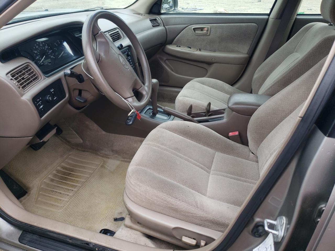 2000 Toyota Camry Le VIN: 4T1BF22K2YU098272 Lot: 64111105