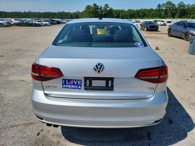 Sedans VOLKSWAGEN JETTA 2016 Srebrny