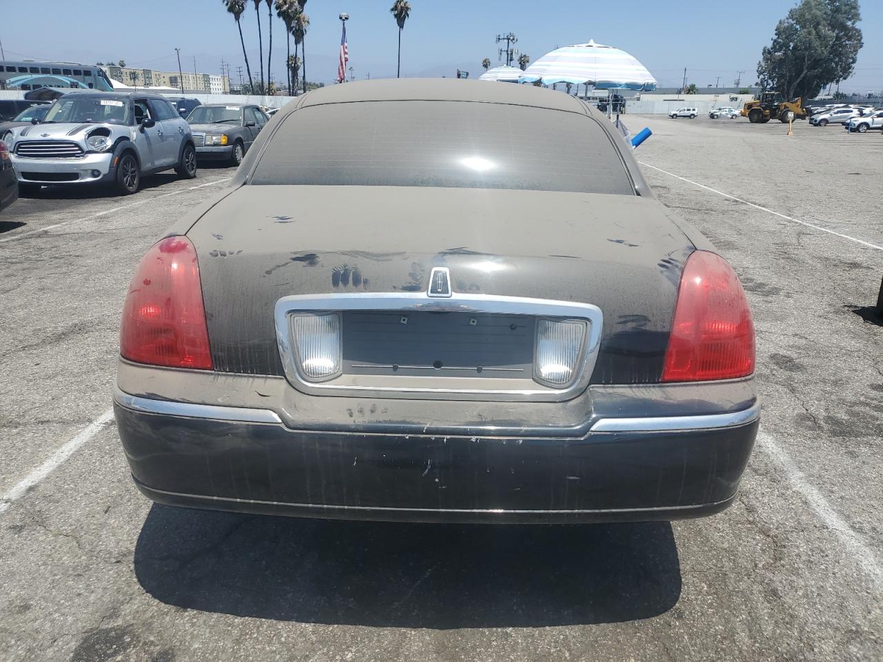 2005 Lincoln Town Car Executive L VIN: 1LNHM84W45Y619127 Lot: 64552345