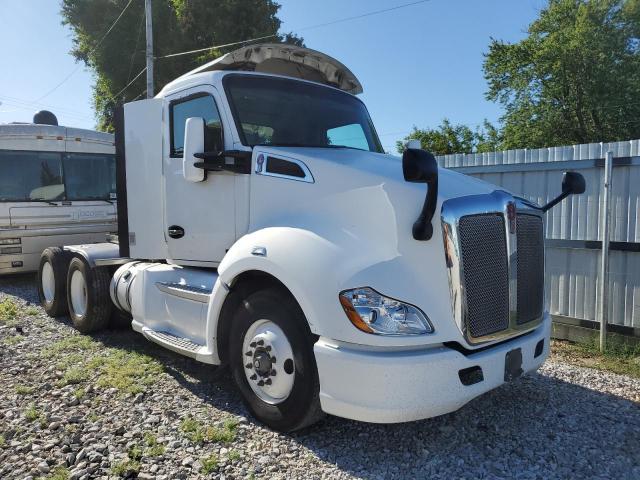2015 Kenworth T680 Semi Truck