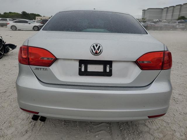 Sedans VOLKSWAGEN JETTA 2014 Srebrny