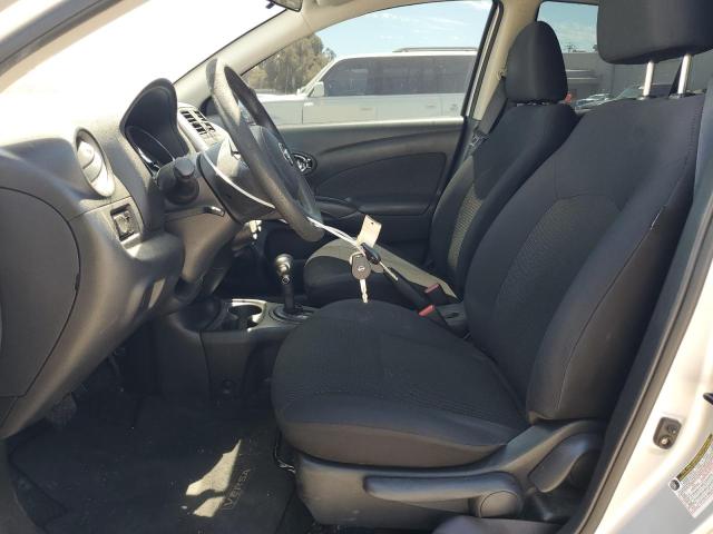 Седани NISSAN VERSA 2013 Сріблястий