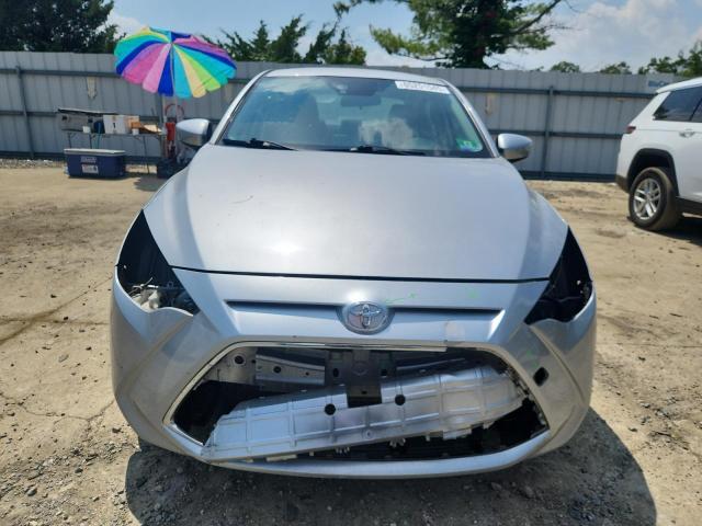  TOYOTA YARIS 2018 Srebrny