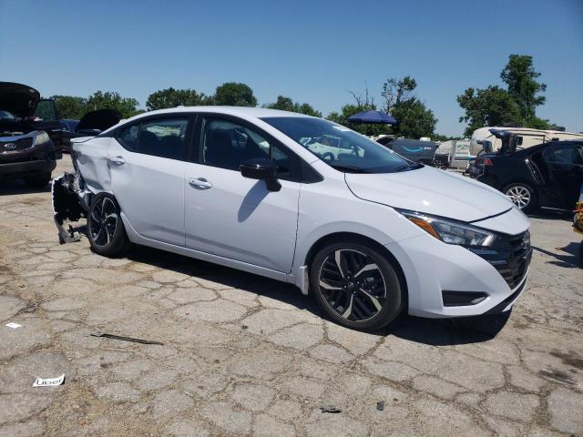  NISSAN VERSA 2024 Szary