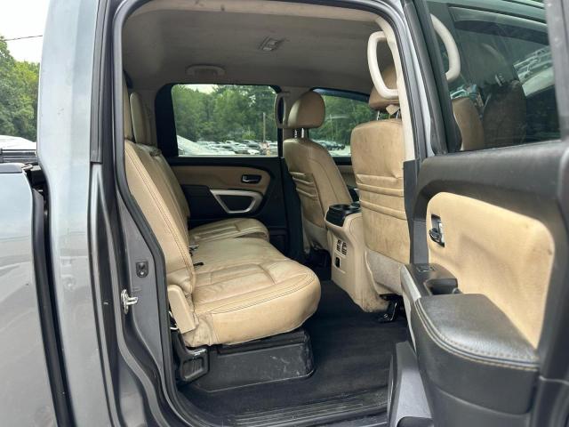  NISSAN TITAN 2017 Szary