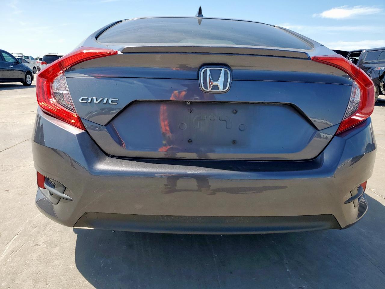 2018 Honda Civic Ex VIN: JHMFC1F31JX002582 Lot: 65901575