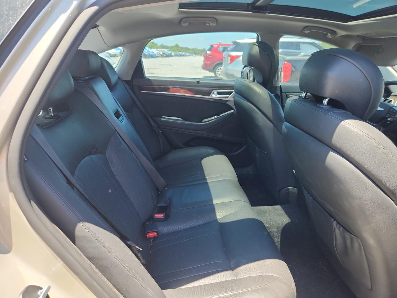 2015 Hyundai Genesis 3.8L VIN: KMHGN4JE3FU067772 Lot: 64551415