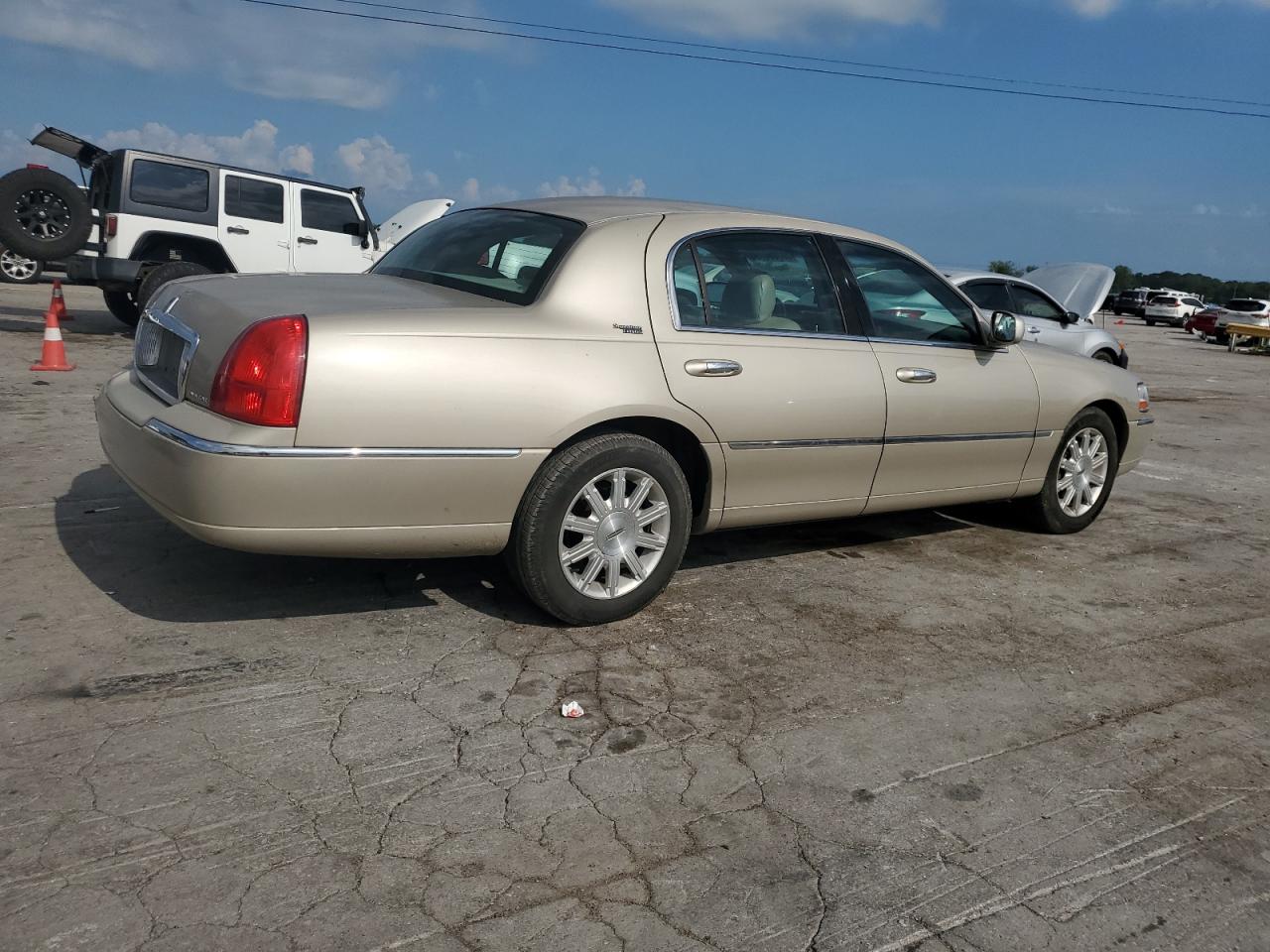2009 Lincoln Town Car Signature Limited gold sedan flexible 2LNHM82V49X635599 photo #4