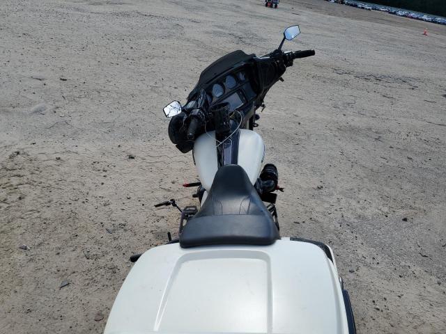  HARLEY-DAVIDSON FL 2018 Белый