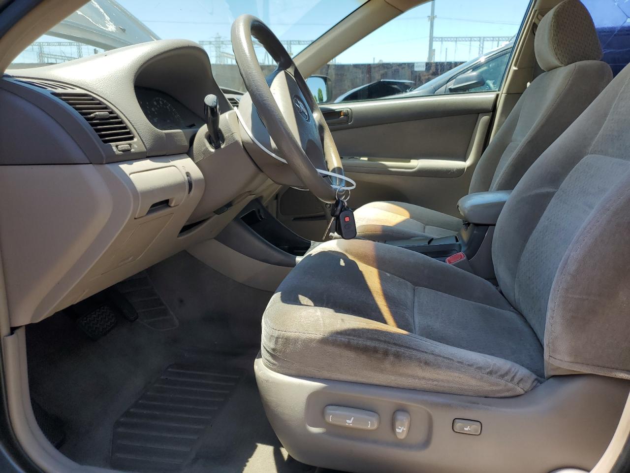 2004 Toyota Camry Le VIN: 4T1BF32K14U588248 Lot: 64058555