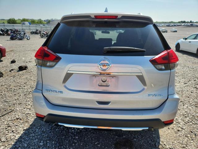  NISSAN ROGUE 2017 Srebrny