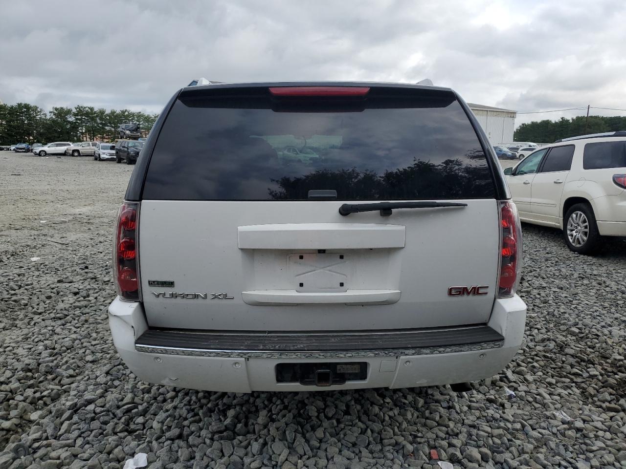 2011 GMC Yukon Xl Denali VIN: 1GKS2MEF2BR348683 Lot: 64458395