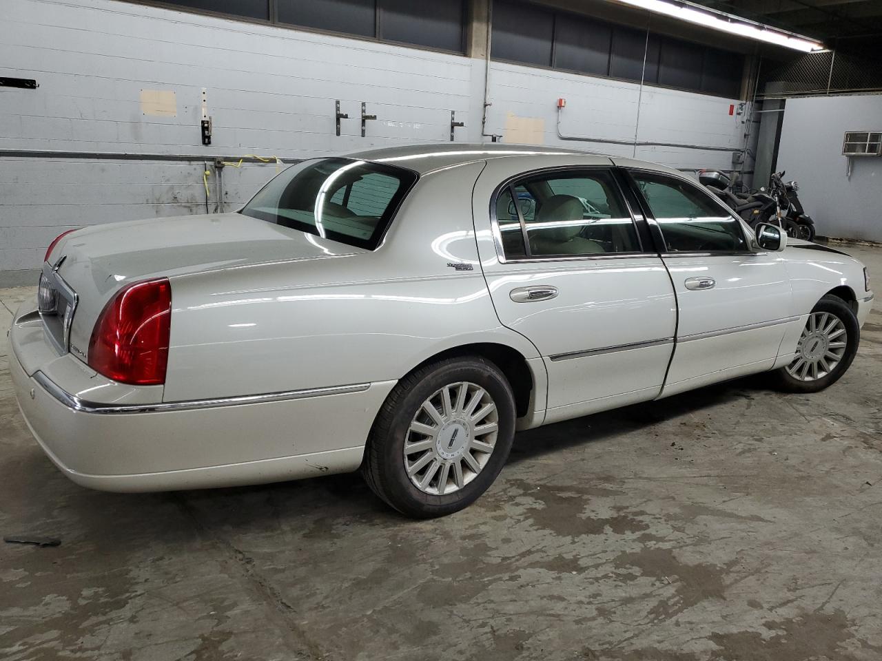 2005 Lincoln Town Car Signature Limited cream null gas 1LNHM82W65Y664539 photo #4