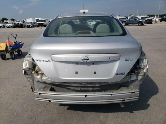 Sedans NISSAN VERSA 2012 Srebrny