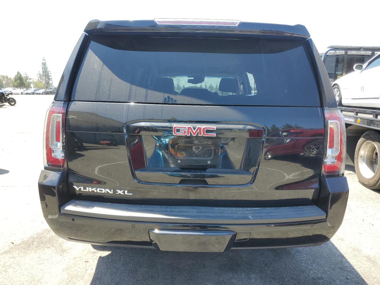 2019 GMC Yukon Xl K1500 Slt VIN: 1GKS2GKC2KR272068 Lot: 63870245